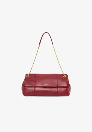Rode leren handtas met een omklapbare flap, gouden kettingschouderriem en een gladde textuur. Bevat horizontale stiksels en een logo-accent.