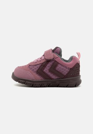 Lyserød og lilla sneaker til småbørn lavet af mesh og syntetiske materialer, med velcrorem, gummisål og zigzag-detaljer på siderne.