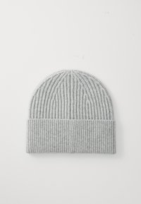 Bonnet tricoté gris avec une texture côtelée. Doté d'un revers et d'un dessus arrondi, fabriqué à partir d'un matériau doux pour assurer la chaleur.