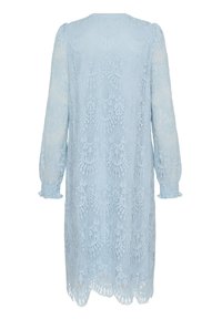 Svetle modré krajkové šaty s dlouhými rukávy, jemnými květinovými vzory a zvlněným lemem. Texturovaný povrch, měkká a prodyšná tkanina.