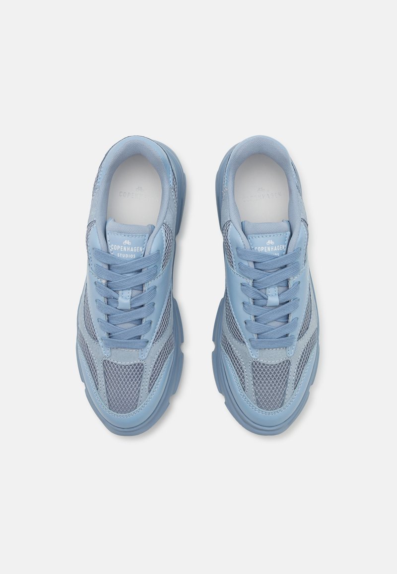 Blaue Sneaker mit einem Mesh- und Lederdesign, runder Zehenpartie, gepolsterter Zunge, Gummisohle und flachen Schnürsenkeln. Keine auffälligen Muster oder Akzente.