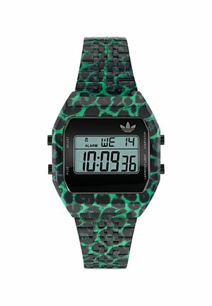Skaitmeninis laikrodis su žalia ir juoda gyvatės odos rašto apyranke, stačiakampiu korpusu, LCD ekranu ir trimis mygtukais šonuose.