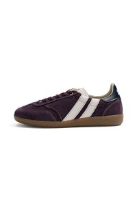 Basket en daim violet foncé avec des bandes en cuir blanc, semelle en gomme, patch noir au talon et lacets à l'avant.