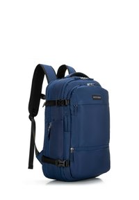 Marineblauwe rugzak van duurzaam materiaal; voorzien van meerdere met ritssluitingen afgesloten vakken, verstelbare gepadde schouderbanden en een stevige gesp.