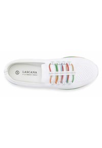 Sneaker bianco con tomaia in rete testurizzata, caratterizzata da lacci elasticizzati colorati in arancione, verde e viola. Logo stampato all'interno.