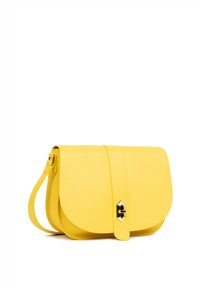 Sac à épaule en cuir jaune avec une texture lisse, fermeture à rabat et accent métallique. Dispose d'une bandoulière réglable pour plus de polyvalence.
