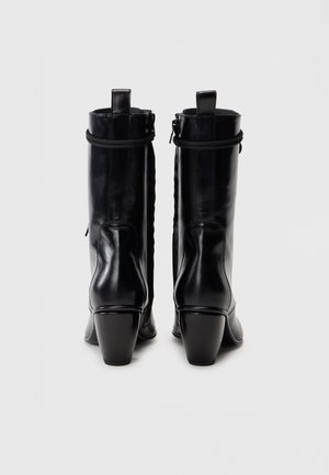 Rankning 8: Vivienne Westwood - ARMY - Högklackad stövel