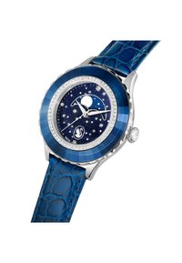 Srebrny zegarek z niebieskim paskiem ze skóry krokodyla, głęboki niebieski cyferblat z fazą Księżyca, motywami gwiazd oraz pierścionkiem wysadzanym diamentami.