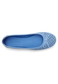 Helles blaues flaches Schuhwerk mit durchbrochenem Design, runder Zehenform und einer Schleifenakzent vorne. Glatte Innensohle in passendem Blau.