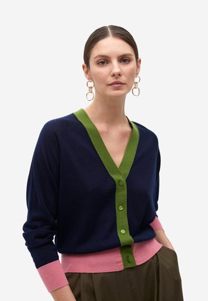 Cárdigan azul marino con ribete en verde en el cuello en V y puños acanalados en rosa, que cuenta con un cierre frontal de cinco botones y una textura suave.