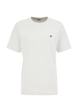 Bela bombažna majica s kratkimi rokavi, okroglo izrezom in malim črnimi vezenim logotipom na prsih. Gladka tekstura in sproščen kroj.