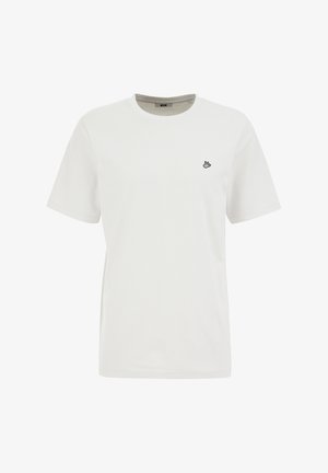 Valge puuvillane T-särk lühikeste varrukatega, ümmargune kaelus ja väike must tikand logoga rinnaosas. Sile tekstuur ja mugav lõige.