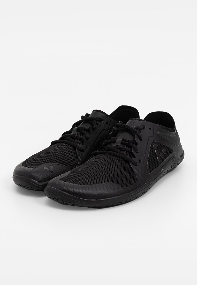 Zwarte, lichte sportschoenen met een bovenwerk van mesh, rubberen outsole en vetersluiting. Heeft getextureerde accenten en een logo aan de zijkant.