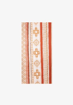 Tessuto rettangolare con strisce verticali con motivi geometrici in tonalità arancione, beige e marrone su sfondo bianco.