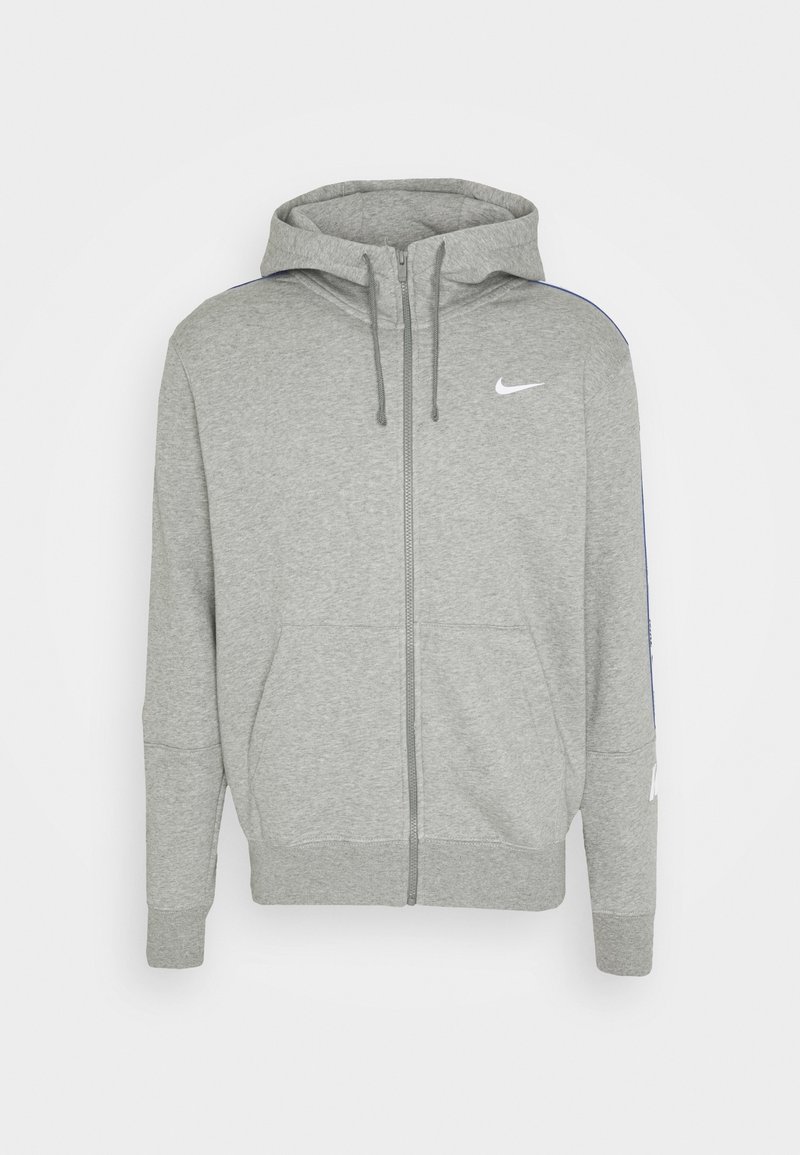 Sudadera gris con cremallera y capucha ajustable, bolsillos laterales y logo blanco. Presenta rayas laterales azules y puños de canalé para un ajuste ceñido.