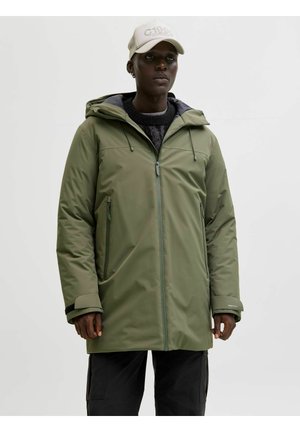 Alyvuogių žalios spalvos parko striukė su užtrauktuku priekyje, reguliuojama kapišonu ir dviem šoninėmis kišenėmis. Yra juodos rankogaliai ir lygus sintetinis paviršius.