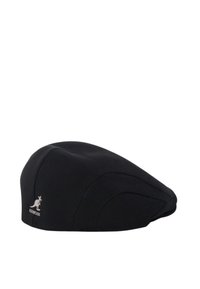 Gorra Kangol negra con un acabado suave y texturizado, forma redondeada y un acento de logotipo en el lateral. Material ligero y transpirable.