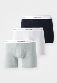 Tri parova bokserica: siva, bijela i mornarska. Mekana pamučna tkanina s uskim dizajnom i elastičnom trakom oko struka s logom "Calvin Klein".