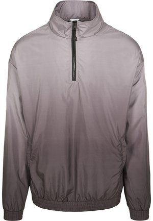 Pulover cu fermoar la jumătate, realizat dintr-un material gri în degrade, având un guler înalt, tiv și manșete elastice, textură netedă și un design minimalist.