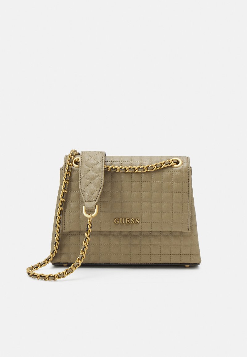 Sac à main matelassé vert olive avec chaîne dorée et logo. Présente une fermeture à rabat et une forme rectangulaire avec un motif cousu.