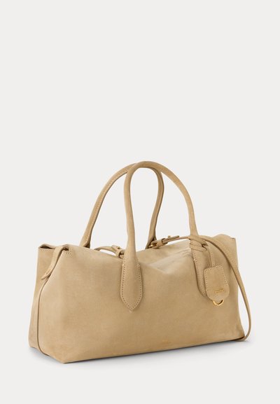 Ορθογώνια τσάντα χειρός από μπεζ σουέτ με δύο χερούλια, ιμάντα ώμου, χρυσαφένια μεταλλικά στοιχεία και μια μικρή προσαρτημένη ετικέτα με την ένδειξη «Polo».