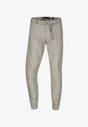 Pantaloni tapered grigio chiaro realizzati in un tessuto testurizzato. Presentano una chiusura con bottone frontale, passanti per cintura e polsini elasticizzati alle caviglie.