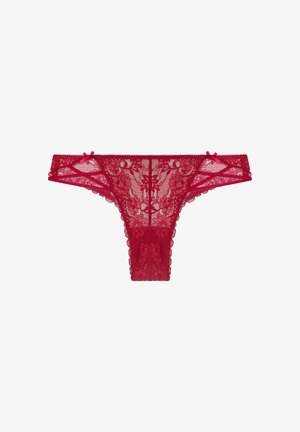 Rote Spitzenstring-Tanga mit Blumenmustern, gewellten Kanten und schmalen Trägern. Mit kleinen Schleifen an beiden Seiten für zusätzlichen Detail.