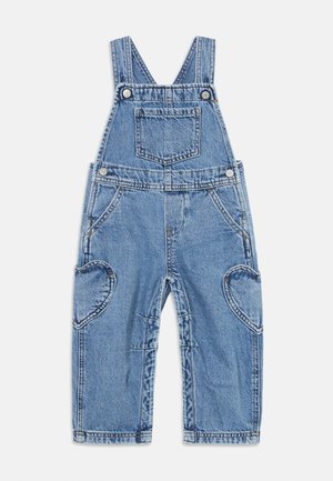 Salopette en denim pour tout-petit avec bretelles réglables, poche avant sur la poitrine, poches latérales en forme de cœur et fermetures à boutons à la taille et sur les bretelles.