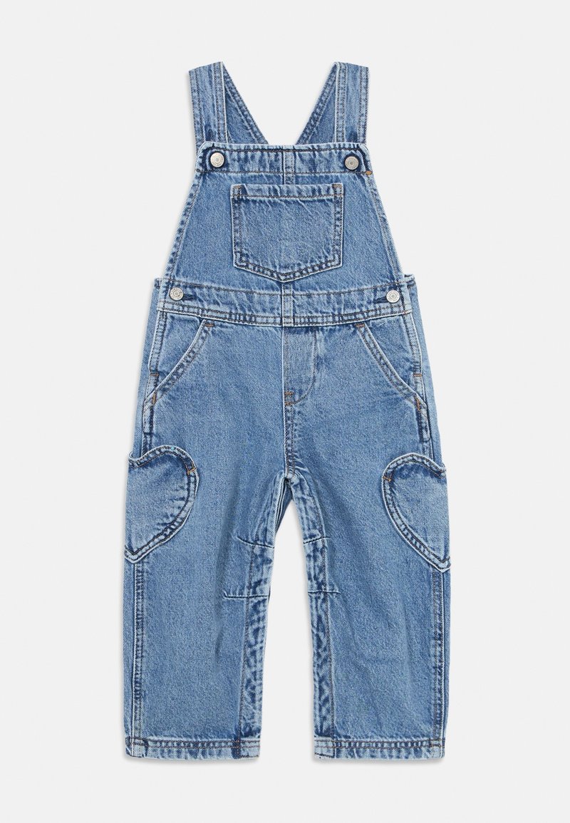 Salopette en denim pour tout-petit avec bretelles réglables, poche avant sur la poitrine, poches latérales en forme de cœur et fermetures à boutons à la taille et sur les bretelles.