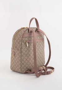 Mochila marrón con un diseño estampado y forma redondeada, con herrajes dorados y correas en color topo. Cuenta con un bolsillo frontal y una tela texturizada.