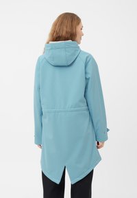 Cappotto impermeabile azzurro chiaro con cappuccio, caratterizzato da una vita arricciata, fessure laterali e maniche lunghe. Texture liscia e design moderno.