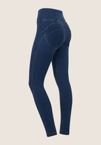 Jeggings de mezclilla azul de tiro alto con una textura suave, que presentan bolsillos traseros cosidos y una silueta ajustada.