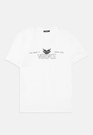 T-shirt en coton blanc à manches courtes, arborant un logo graphique noir et des inscriptions : "VERSACE," "MILANO," et "SINCE 1978."