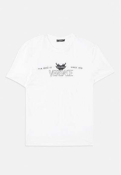 Hvit bomull t-skjorte med korte ermer, med et svart grafisk logo og tekst: "VERSACE," "MILANO," og "SINCE 1978."