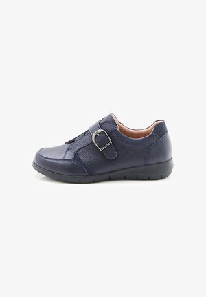Scarpa in pelle blu navy con finitura testurizzata, dotata di una fascia laterale con fibbia argentata e una suola in gomma nera flessibile.