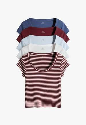 Piec T-kreklu: tumši zils, sarkankrāsas, gaiši zils, balts un svītrains bordo, ar īsām piedurknēm un apaļu kakla izgriezumu, izgatavoti no mīksta auduma.