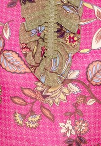 Tissu rose avec des motifs floraux complexes en beige, bleu et violet, présentant un design central plissé avec des coutures décoratives.