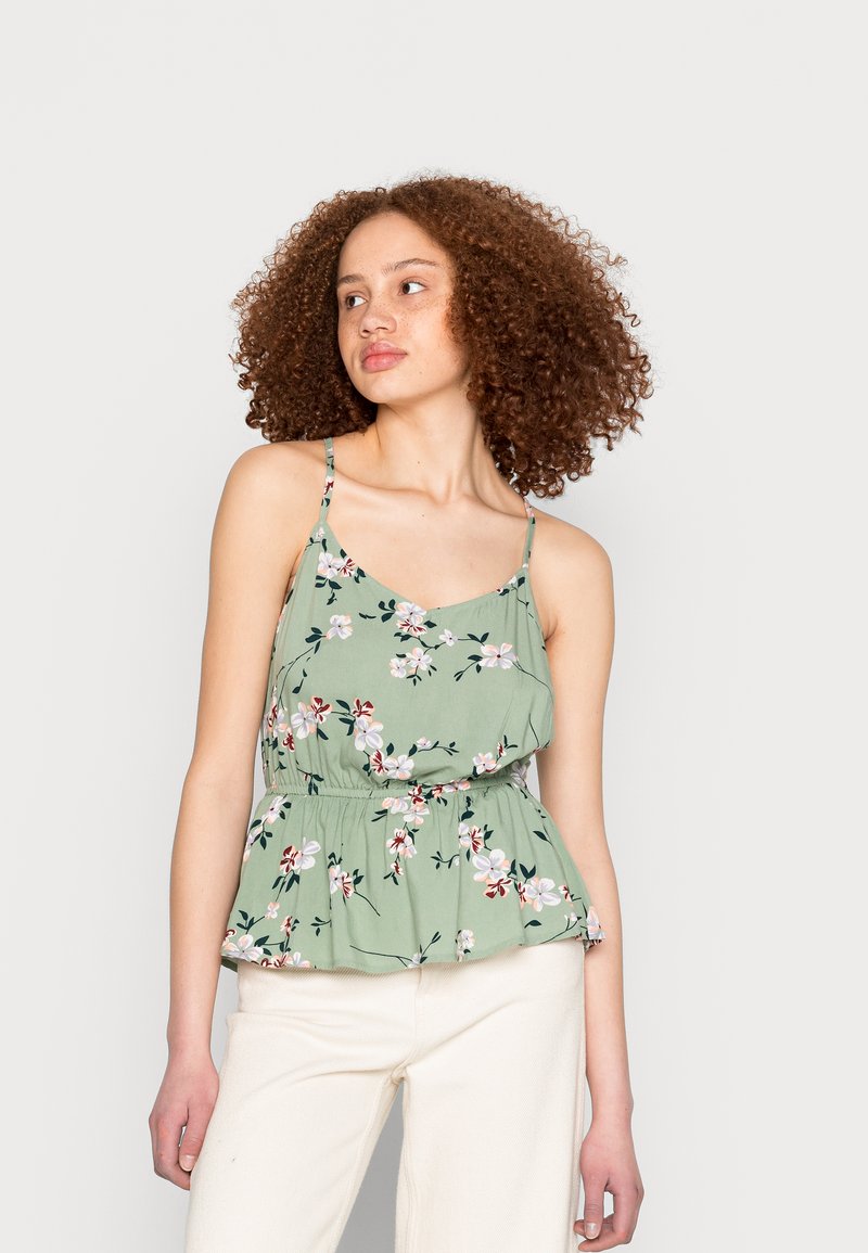 Camisola verde com padrão floral, com alças finas, cintura ajustada e um acabamento em ogiva. Tecido leve com uma textura suave e macia.