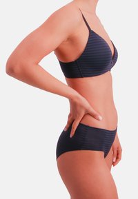 Marineblåstribet bikini med tynde, justerbare stropper, dyb V-udskæring og matchende højttaljede underdele med et tekstureret mønster.