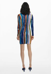 Langärmliges Kleid mit vertikalen, mehrfarbigen Streifen in unterschiedlichen Breiten, mit gerippter Textur und taillierter Passform. Rückansicht mit knieumspielendem Saum.