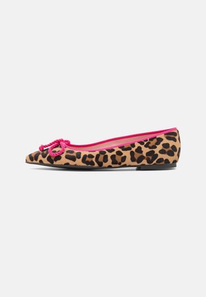 Flad ballerina-sko med leopardprint, lysende lyserød kant og sløjfe, spids tå og sort sål vist i sideprofil.