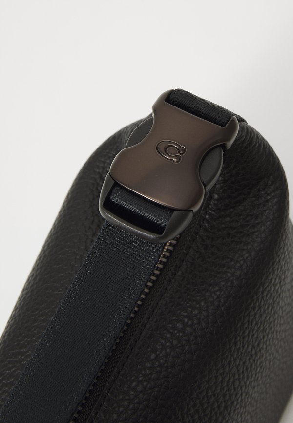 TRAVEL KIT WITH SPEED CLIP - Wash bag2