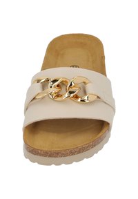 Hellbeige Slide-Sandale mit zwei breiten Riemen und goldenen Kettenakzenten, Korkfußbett und strukturiertem Sohle für besseren Halt.