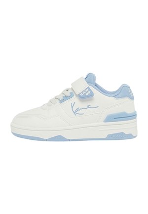 Baskets blanches avec des accents bleu clair, tige en cuir texturé et en mesh, logo distinct, lacets à l'avant et une bande velcro pour un maintien sécurisé.