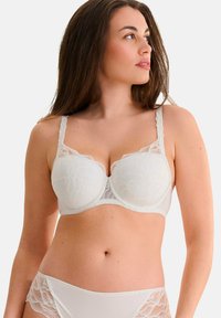 Witte kanten onderwire bh met bloemmotief, doorzichtige kanten accenten, scalloped schouderbanden en een gladde stofafwerking. Gecombineerd met bijpassende slip.
