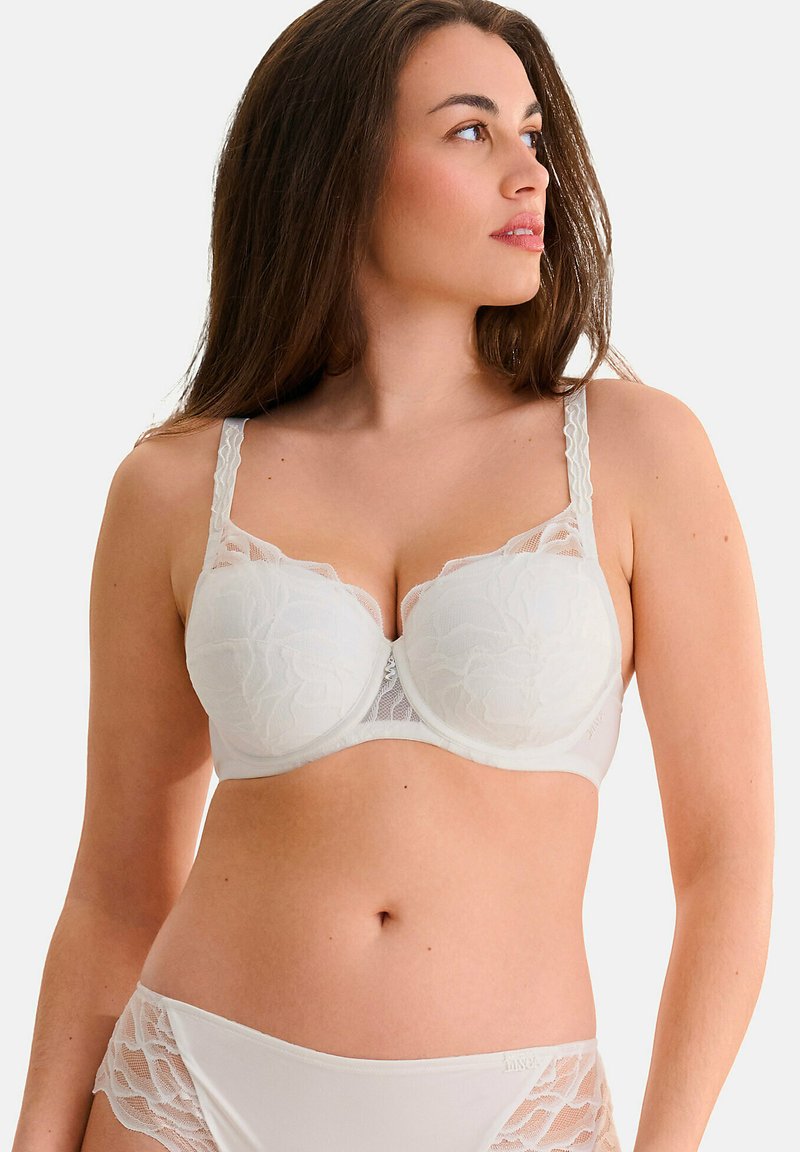Witte kanten onderwire bh met bloemmotief, doorzichtige kanten accenten, scalloped schouderbanden en een gladde stofafwerking. Gecombineerd met bijpassende slip.