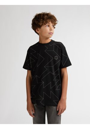 Zwart t-shirt met korte mouwen met een geometrisch patroon van witte lijnen en een ronde logopatch op de borst, gemaakt van zacht katoen.