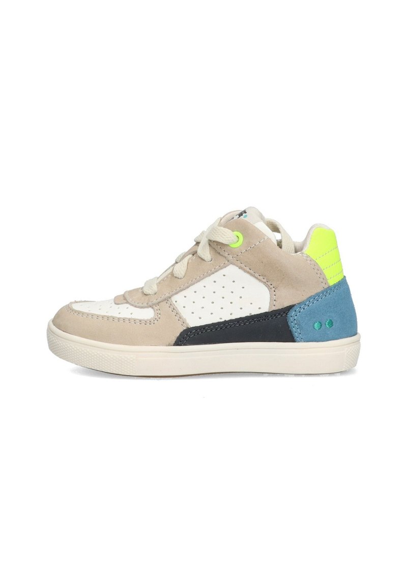 Baskets avec un upper beige, blanc et marine, des détails perforés, un accent bleu clair et un talon vert fluo. Semelle en caoutchouc.