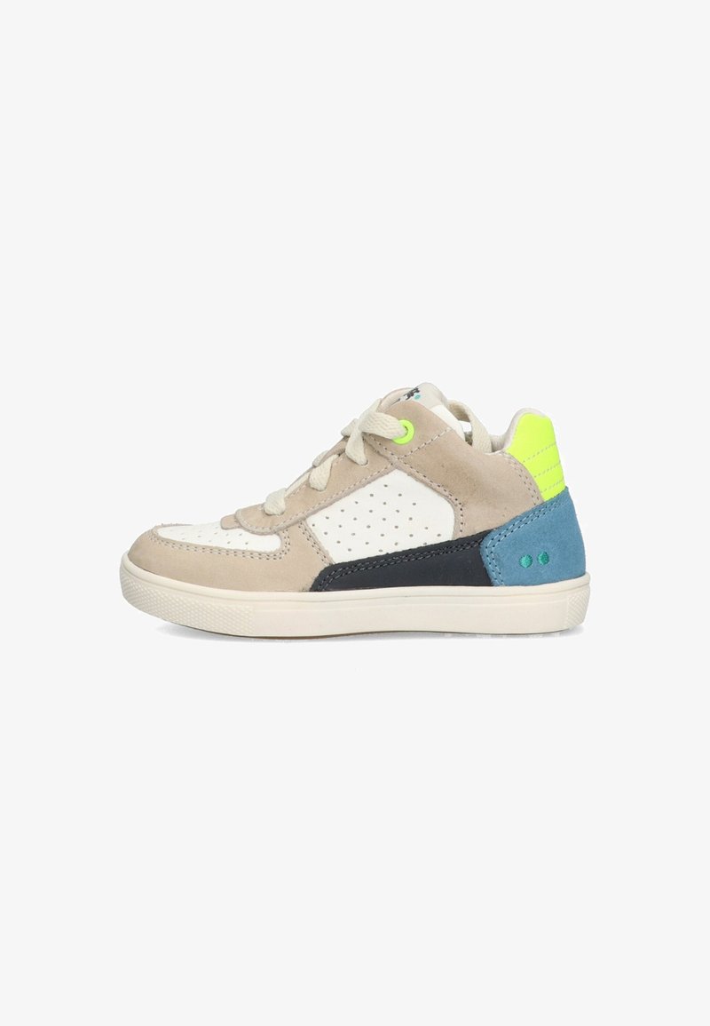 Baskets avec un upper beige, blanc et marine, des détails perforés, un accent bleu clair et un talon vert fluo. Semelle en caoutchouc.