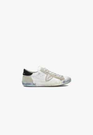 Witte leren sneaker met grijze suede accenten, zwarte hieltab en transparante rubberen zool. Voorzien van tonale stiksels en vetersluiting.